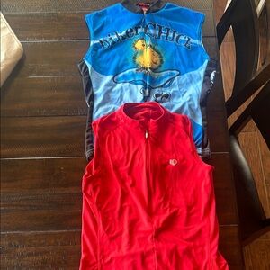 Pearl Izumi Red and Blue Sleeveless Tops